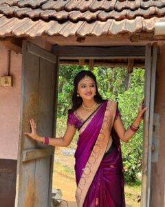 Ranjani Raghavan Instagram - “Own less, live more!” agree? 😃 Saree - @mudhrafabstudio Jewel - @trendzzz___point PC - @sara.annaiah 🤗❤️