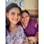 Ranjani Raghavan Instagram - ನಮ್ಮ ಮಂಗಳಜ್ಜಿ, ಆರ್.ಟಿ ರಮಾ ಅವರಿಗೆ ಎಷ್ಟು ವಯಸ್ಸು ಅಂತ ಕೇಳಿದ್ರೆ ಹದಿಮೂರೂವರೆ ವರ್ಷ ಅಂತಾರೆ! ಹೇಗೆ ಅಂತ ಕೇಳಿದ್ರೆ ಇವ್ರು ಕೊಡೋ ಕ್ಲೂ ಭೇದಿಸೋಕೆ ಸ್ವಲ್ಪ ತಲೆ ಉಪಯೋಗಿಸ್ಬೇಕಾಗುತ್ತೆ. “ಸಂವತ್ಸರಗಳೆಷ್ಟು? ಅಲ್ಲಿಂದ ಕೌಂಟ್ ಮಾಡು” ಅಂತ ತುಂಟ ನಗೆ ಬೀರುತ್ತಾ ಹೇಳುತ್ತಾರೆ. ಆಗಿನ ಕಾಲದಲ್ಲೇ ಎನ್.ಎಸ್.ಡಿ (National School of Drama) ಕಲಾವಿದೆ. ನಾಜ಼ಿರುದ್ದಿನ್ ಶಾ ಅವರು ಇವರ ಬ್ಯಾಚ್ ಮೇಟ್ ಅಂತ ತಿಳಿದು ನಾನು ಕಣ್ಣುಕಣ್ಣು ಬಿಟ್ಟೆ. ಎಂತಹ ಗುರುಭಕ್ತಿ ಅಂತೀರಾ? ಅವರ ಗುರುಗಳು ಅಲ್ಕಾಜಿ ಬಗ್ಗೆ ಮಾತನಾಡುತ್ತಾ ನನಗೆ ಜೀವನ ಕೊಟ್ಟ ಮಹಾನ್ ವ್ಯಕ್ತಿ ಅವ್ರು ಅಂತ ಕಣ್ಣೀರು ಹಾಕ್ತಾರೆ. ಇವರ ಬಾಯಲ್ಲಿ ಅಣ್ಣಾವ್ರು, ಕಲ್ಪನಾ, ನರಸಿಂಹರಾಜು, ಪಂಡರೀಬಾಯಿ, ಬಾಲಣ್ಣ ಅವರ ಜೊತೆಗಿನ ಕತೆಗಳನ್ನು ಕೇಳ್ತಾ ಇದ್ರೆ ನನಗೆ ಒಂದು ಸಲ ಬ್ಲಾಕ್ ಅಂಡ್ ವೈಟ್ ಕಾಲಕ್ಕೆ ಹೋಗಿಬಂದಂಗೆ ಆಗುತ್ತೆ. ಇವರು ನಟಿಯಷ್ಟೇ ಅಲ್ಲ ಯುನಿವರ್ಸಿಟಿ ಡ್ರಾಮ ಟೀಚರ್, ನಿರ್ದೇಶಕಿ, ಬರಹಗಾರ್ತಿ ಕೂಡ. ಆರು ಭಾಷೆಗಳಲ್ಲಿ ಸುಲಲಿತವಾಗಿ ಮಾತಾಡ್ತಾರೆ. ಸೋಶಿಯಲ್ ಮೀಡಿಯಾದಲ್ಲಿ ರೀಲ್ಸು, ಕಾಸ್ಟ್ಯೂಮ್ ಗಳಿಂದ ಓವರ್ ನೈಟ್ ಫ಼ೇಮಸ್ ಆಗೋ ಕಾಲದಲ್ಲಿ, ಜೀವಮಾನವನ್ನೇ ಕಲೆಗೆ ಮುಡುಪಾಗಿಟ್ಟಿರೋ ಈ ಸಾಧಕಿಗೊಮ್ಮೆ ಸೆಲ್ಯೂಟ್ ಹೇಳೋ ಮನಸಾಯಿತು. Just thirteen and a half year old, ever single lady - ಯಾವಾಗ್ಲೂ ಹೀಗೆ ಖುಷಿಯಾಗಿರಿ ❤️ #proud #womenpower #fangirl