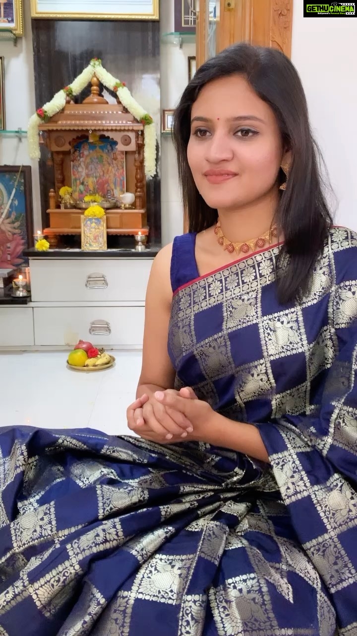 Ranjani Raghavan Instagram - ಇಂದು ತ್ಯಾಗರಾಜರ ಆರಾಧನೆ🙏 ಕೀರ್ತನೆಯ ಅರ್ಥ - ಓ ರಾಘವ (ಶ್ರೀ ರಾಮ) ನನ್ನ ನಿನ್ನ ನಡುವೆ ತಡೆಯೇಕೆ? ಸೂರ್ಯ ಚಂದ್ರರೇ ಎರಡು ಕಣ್ಣುಗಳಾದ, ಪರಮಾತ್ಮನೇ ನಿನ್ನ ನನ್ನ ನಡುವೆ ಈ ದೂರವೇಕೆ? ಓ ರಾಘವ.. ನೀನಲ್ಲದೇ ಇನ್ಯಾರೂ ನನ್ನ ಅಂತರಂಗದಲ್ಲಿಲ್ಲ. ನನ್ನ ಕಾಪಾಡು.. ಓ ರಾಘವ #classicalmusic #karnaticmusic Neckpiece- @anayra_collections