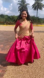 Ranjani Raghavan Instagram - ಅಷ್ಟೊಂದು ಕಾಫಿ ಬೇಳೆಗಳನ್ನು ನೋಡಿದ್ದು ಮೊದಲಸಲ! ಹೀಗೆ ನಡೆಯೋದನ್ನ ಕಾಫೀಲಿ ಕಾಲಾಡೋದು ಅಂತಾರಂತೆ.. ಅಲ್ಲಿಯವರೇ ತೋರಿಸಿಕೊಟ್ಟಿದ್ದು😍 Have you ever seen? #nammamalenadu Golden Wood, Harley Estate