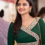 Ranjani Raghavan Instagram - ಕರ್ನಾಟಕ ಸರ್ಕಾರ ಕರಕುಶಲ ಅಭಿವೃದ್ಧಿ ನಿಗಮ ಆಯೋಜಿಸಿದ ವಸ್ತು ಪ್ರದರ್ಶನದಲ್ಲಿ ಭಾಗಿಯಾದ ಸಂತಸದಲ್ಲಿ.. 💚 #supportartists #artandcraft Wearing - @sumareddydesignhouse Click - @naveenphotographyy