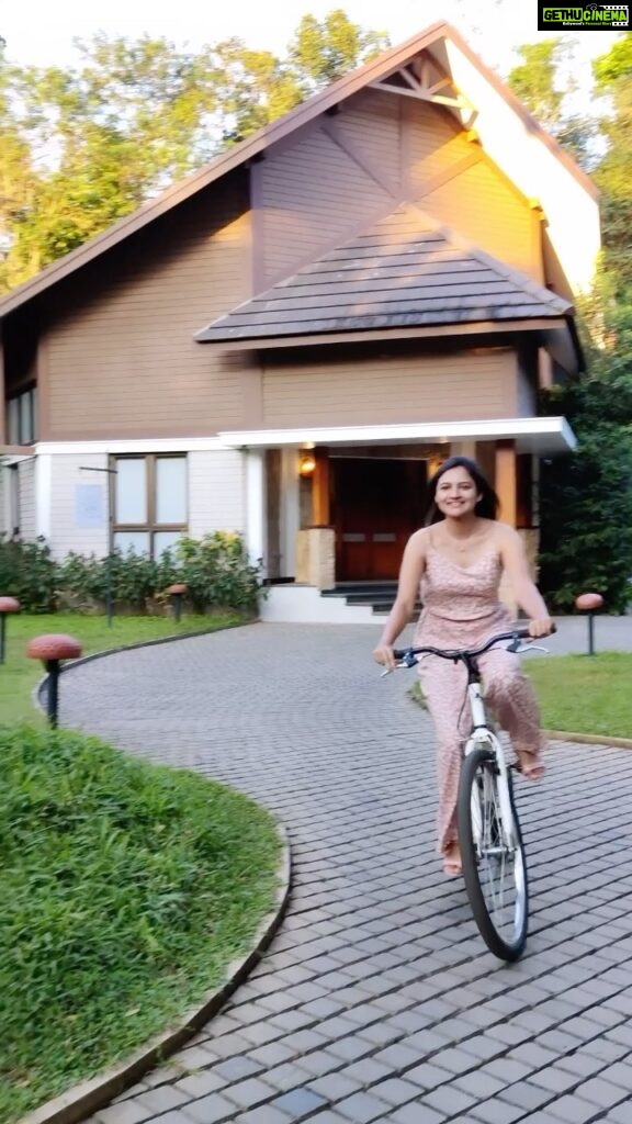 Ranjani Raghavan Instagram - Walking or cycling.. which is your favourite cardio? 🤙🏿🤠 Fun time at @morickapresort Morickap Resort