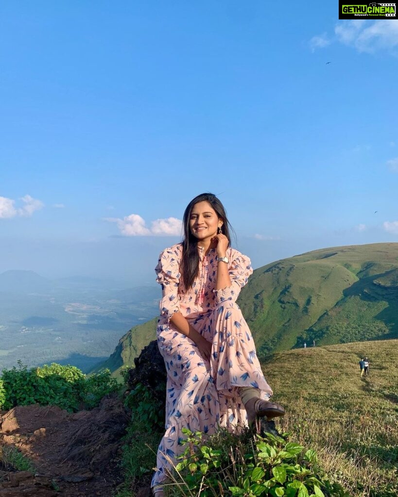 Ranjani Raghavan Instagram - ಅಬ್ಬ! ಈ ಪ್ರಕೃತಿಯ ಮುಂದೆ ನಾವೆಷ್ಟು ಚಿಕ್ಕವರಲ್ವ?👩‍🦰 #shootlocation #movieshoot Mullayanagiri Peak, Chikmagalur, Karnataka