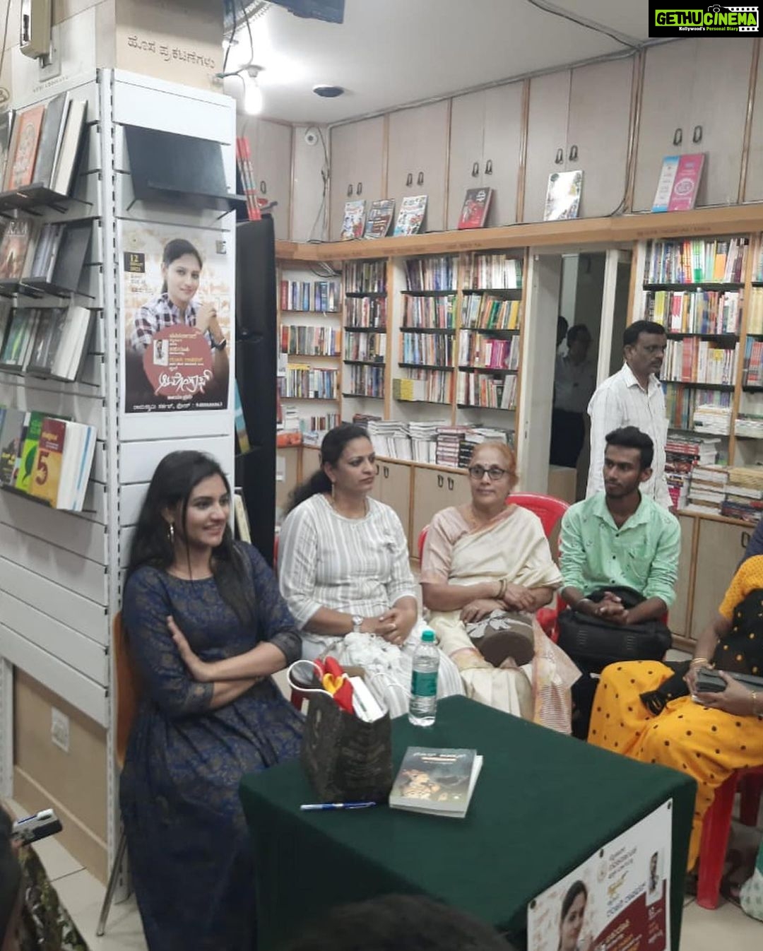 Ranjani Raghavan Instagram - ಪುಸ್ತಕ-ಹರಟೆ-ಸೆಲ್ಫಿ-ಆಟೋಗ್ರಾಫ್ 💜 12/11/2021 #booksigningevent #kathedabbi #photodump Mysore, Karnataka