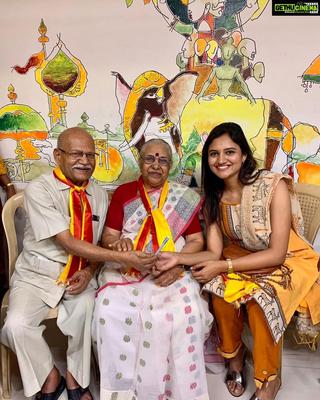 Ranjani Raghavan Instagram - ಹಿರಿಯ ಸಾಹಿತಿಗಳು, ಕುವೆಂಪು ಅವರ ನೇರ ಶಿಷ್ಯರು, ಹಸನ್ಮುಖಿಗಳು ಮತ್ತು the most cutest couple🥰 ಹಂಪನಾ ದಂಪತಿಗಳೊಂದಿಗೆ❤️ ಸಪ್ನ ಬುಕ್ ಹೌಸ್ ಆಯೋಜಿಸಿದ್ದ ಪುಸ್ತಕ ಜಾತ್ರೆ ಕಾರ್ಯಕ್ರಮದಲ್ಲಿ ಹಂಪನಾ ಸರ್ ತಮ್ಮ ಪೆನ್ ಅನ್ನು ನನಗೆ ಪ್ರೀತಿಯಿಂದ ಕೊಟ್ಟಾಗ ತೆಗೆದ ಚಿತ್ರ🤩
