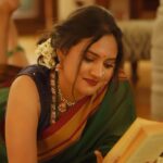 Ranjani Raghavan Instagram - ಮೊದಲ ಸೀರೆಯ ನೆನಪು.. ಸೀರೆ ಅಂದ್ರೆ ನಿಮಗೂ ಹೀಗೇನಾ?🥰 Saree and blouse : @nerige.story Conceptualised : @shashanksivapurapu Styling : @poojanadig Photos : @chitrapriyadarshini Hair and Makeup: @makeupstoriesbyyashaswini