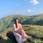 Ranjani Raghavan Instagram - ಅಬ್ಬ! ಈ ಪ್ರಕೃತಿಯ ಮುಂದೆ ನಾವೆಷ್ಟು ಚಿಕ್ಕವರಲ್ವ?👩‍🦰 #shootlocation #movieshoot Mullayanagiri Peak, Chikmagalur, Karnataka