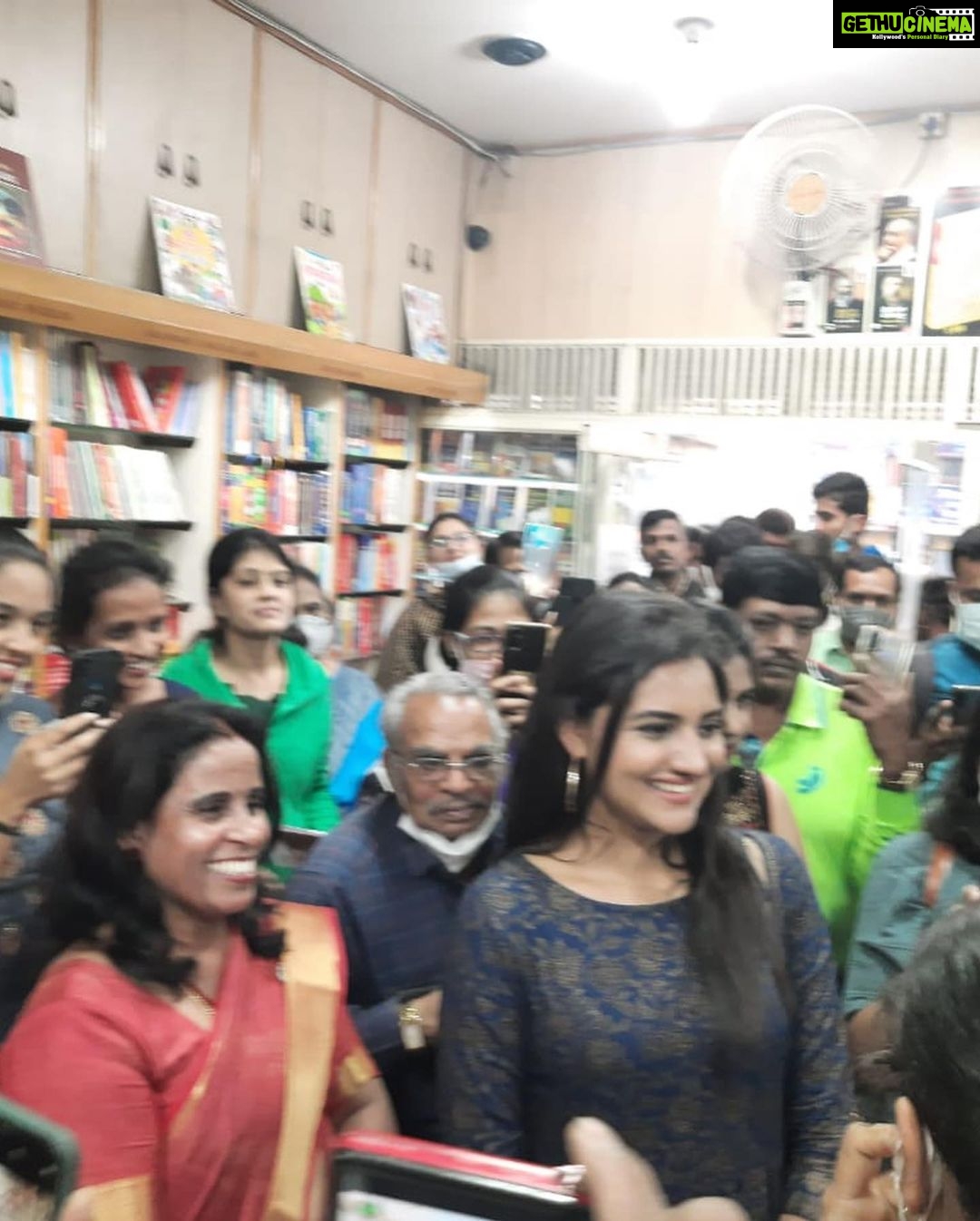 Ranjani Raghavan Instagram - ಪುಸ್ತಕ-ಹರಟೆ-ಸೆಲ್ಫಿ-ಆಟೋಗ್ರಾಫ್ 💜 12/11/2021 #booksigningevent #kathedabbi #photodump Mysore, Karnataka