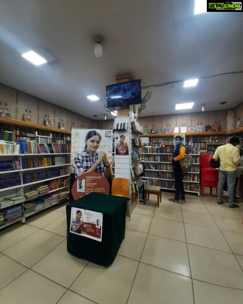 Ranjani Raghavan Instagram - ಪುಸ್ತಕ-ಹರಟೆ-ಸೆಲ್ಫಿ-ಆಟೋಗ್ರಾಫ್ 💜 12/11/2021 #booksigningevent #kathedabbi #photodump Mysore, Karnataka