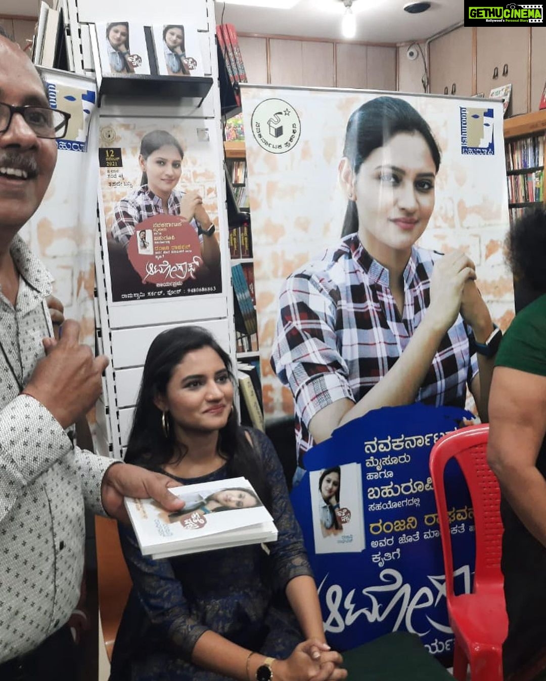 Ranjani Raghavan Instagram - ಪುಸ್ತಕ-ಹರಟೆ-ಸೆಲ್ಫಿ-ಆಟೋಗ್ರಾಫ್ 💜 12/11/2021 #booksigningevent #kathedabbi #photodump Mysore, Karnataka