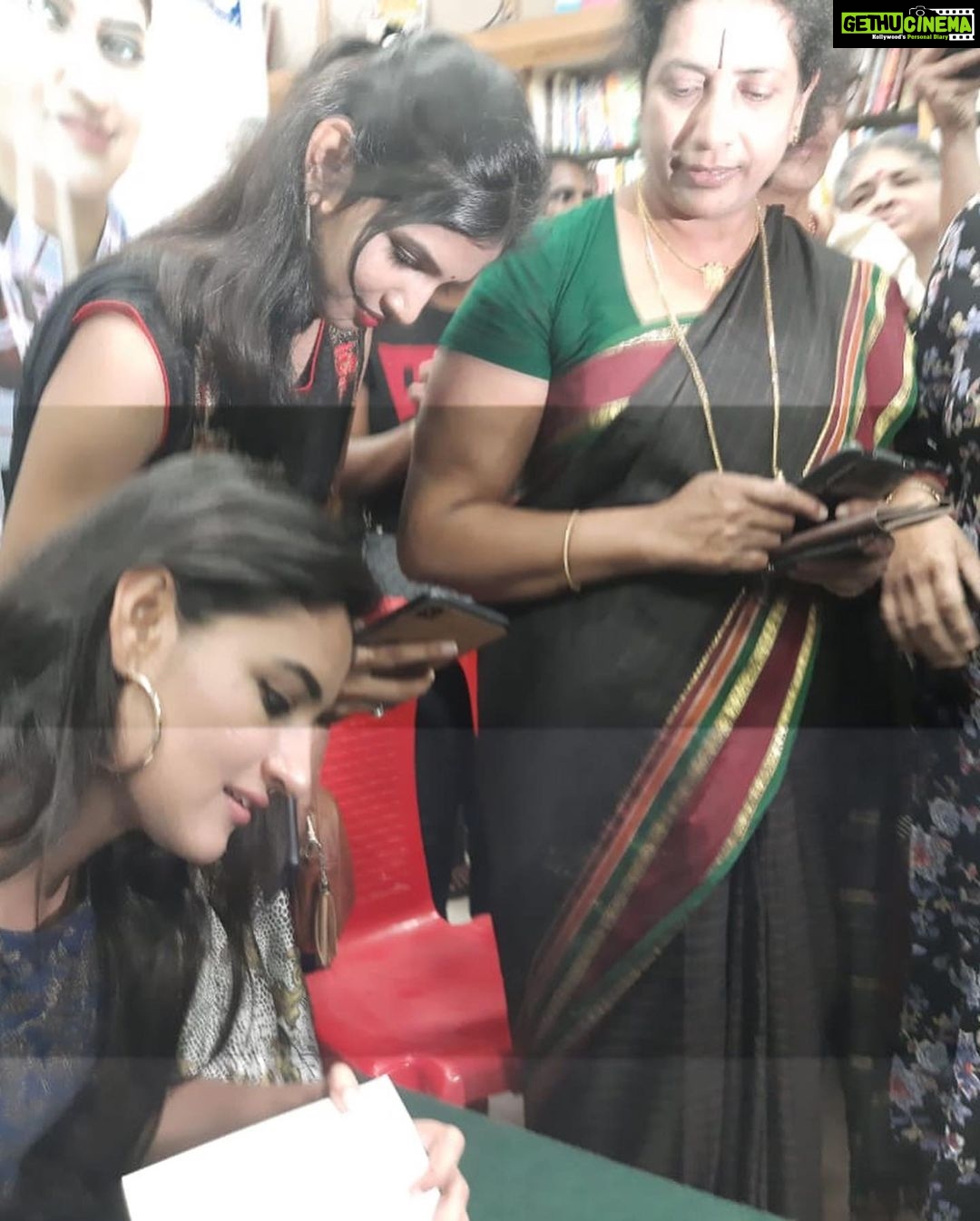 Ranjani Raghavan Instagram - ಪುಸ್ತಕ-ಹರಟೆ-ಸೆಲ್ಫಿ-ಆಟೋಗ್ರಾಫ್ 💜 12/11/2021 #booksigningevent #kathedabbi #photodump Mysore, Karnataka