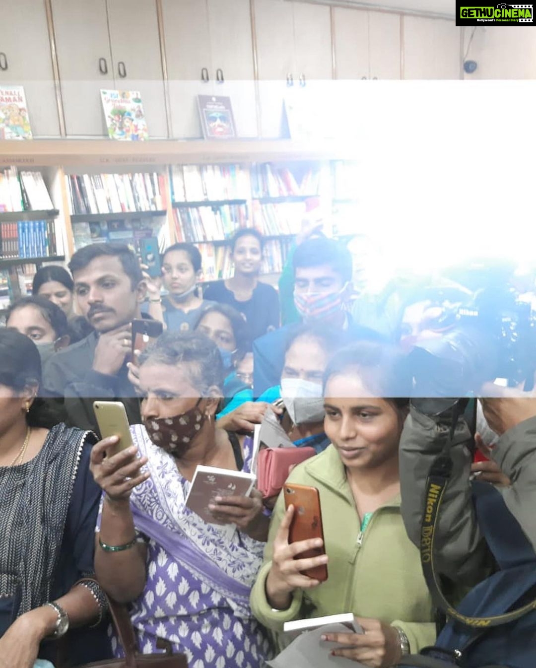 Ranjani Raghavan Instagram - ಪುಸ್ತಕ-ಹರಟೆ-ಸೆಲ್ಫಿ-ಆಟೋಗ್ರಾಫ್ 💜 12/11/2021 #booksigningevent #kathedabbi #photodump Mysore, Karnataka