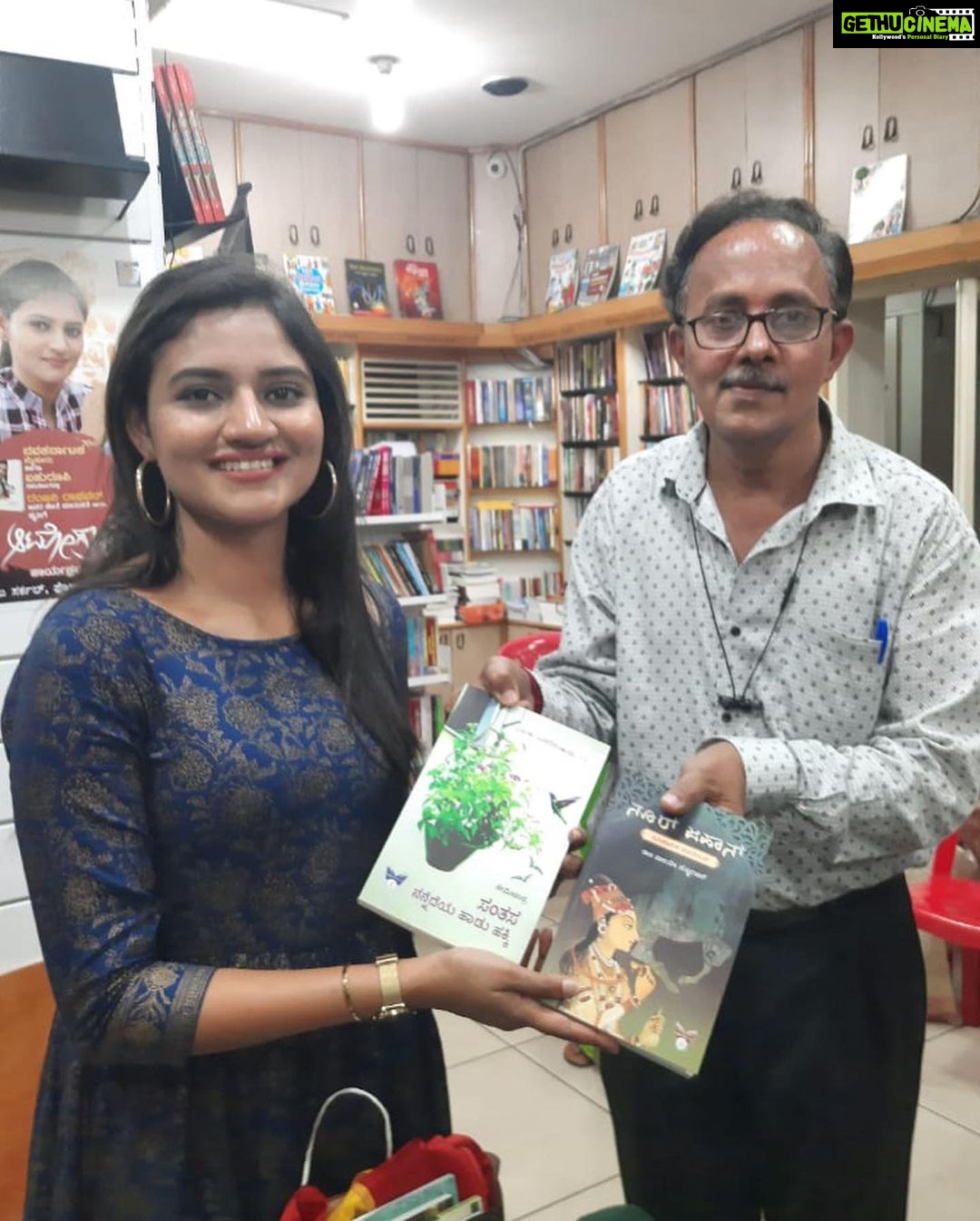 Ranjani Raghavan Instagram - ಪುಸ್ತಕ-ಹರಟೆ-ಸೆಲ್ಫಿ-ಆಟೋಗ್ರಾಫ್ 💜 12/11/2021 #booksigningevent #kathedabbi #photodump Mysore, Karnataka