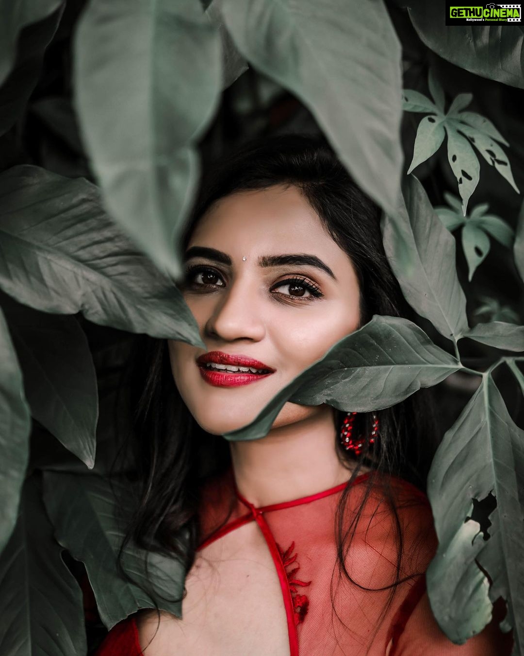 Ranjani Raghavan Instagram - ಈ ಫೋಟೋ ತೆಗೀವಾಗ ನನಗಿಂತ ಜಾಸ್ತಿ, ಗಿಡದಲ್ಲಿದ್ದ ಸೊಳ್ಳೆಗಳಿಗೆ ತುಂಬಾ ಸಂತೋಷವಾಗ್ತಿತ್ತು 🙄😂 #ಅವಸ್ಥೆ😅