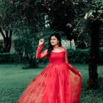 Ranjani Raghavan Instagram - Once upon a time, ನಾನು ಪುಟ್ ಮಗು ಇದ್ದಾಗ ಯಾವಾಗ್ಲೋ ಕೆಂಪು ಫ್ರಾಕ್ ಹಾಕಿದ್ದಕ್ಕೆ ದೃಷ್ಟಿ ಆಗಿ ಹೈ ಫೀವರ್ ಬಂದಿತ್ತಂತ ನಮ್ಮಮ್ಮ ಈಗ್ಲು ಅದೇ ಟೆನ್ಶನ್ ನಲ್ಲಿ ಹೇಳ್ತಿರ್ತಾರೆ.. “ಏನಮ್ಮ ನೀನು ಈ ಕಾಲ್ದಲ್ಲೂ ದೃಷ್ಟಿ-ಗಿಷ್ಟಿ ಅಂದ್ಕೊಂಡು..” ಅಂತ ನಾನು ಮಾರ್ಡನ್ ಭಾಷಣ ಮಾಡಿದ್ದು ವರ್ಕ್ ಆಗ್ಲಿಲ್ಲ! ಅದ್ರಿಂದ ಮೊನ್ ಮೊನ್ನೆವರೆಗೂ ನಂಗೆ ರೆಡ್ ಕಲರ್ ಬಟ್ಟೆ ತೊಗೊಳ್ಳೋಕೇ ಬಿಡ್ತಿರ್ಲಿಲ್ಲ 😟 ಈ ಸಲ ಎಪಿಸೋಡ್ ನಲ್ಲಿ ಸಿಕ್ಕಿದ್ದೇ ಚಾನ್ಸು ಅಂತ ಕೆಂಪು ಕಲರ್ ಗೌನ್ ಹಾಕೊಂಡ್ ಉಡಾಯ್ಸ್ಬಿಟ್ಟೆ 🤪❤️ ಹೆಂಗೆ ನಾವು😎 (ಅಮ್ಮಂಗೆ ಯಾರು ಹೇಳ್ಬೇಡಿ😉) #ಅಬ್ಬ! #feelingsatisfied😊 😉 Wearing - @soojidaara Click - @lucky_photography143