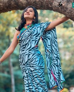 Ranjani Raghavan Instagram - 🖤🤍 ಲೈಫಿನಲಿ 💙💚💛🧡❤️💜 ಕನಸುಗಳು! 

Wearing @rose_petals_whitefield 
Photography @kandys_moments
Hair @makeoverbyranjitha_gowda