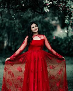 Ranjani Raghavan Instagram - Once upon a time, ನಾನು ಪುಟ್ ಮಗು ಇದ್ದಾಗ ಯಾವಾಗ್ಲೋ ಕೆಂಪು ಫ್ರಾಕ್ ಹಾಕಿದ್ದಕ್ಕೆ ದೃಷ್ಟಿ ಆಗಿ ಹೈ ಫೀವರ್ ಬಂದಿತ್ತಂತ ನಮ್ಮಮ್ಮ ಈಗ್ಲು ಅದೇ ಟೆನ್ಶನ್ ನಲ್ಲಿ ಹೇಳ್ತಿರ್ತಾರೆ.. “ಏನಮ್ಮ ನೀನು ಈ ಕಾಲ್ದಲ್ಲೂ ದೃಷ್ಟಿ-ಗಿಷ್ಟಿ ಅಂದ್ಕೊಂಡು..” ಅಂತ ನಾನು ಮಾರ್ಡನ್ ಭಾಷಣ ಮಾಡಿದ್ದು ವರ್ಕ್ ಆಗ್ಲಿಲ್ಲ! ಅದ್ರಿಂದ ಮೊನ್ ಮೊನ್ನೆವರೆಗೂ ನಂಗೆ ರೆಡ್ ಕಲರ್ ಬಟ್ಟೆ ತೊಗೊಳ್ಳೋಕೇ ಬಿಡ್ತಿರ್ಲಿಲ್ಲ 😟 ಈ ಸಲ ಎಪಿಸೋಡ್ ನಲ್ಲಿ ಸಿಕ್ಕಿದ್ದೇ ಚಾನ್ಸು ಅಂತ ಕೆಂಪು ಕಲರ್ ಗೌನ್ ಹಾಕೊಂಡ್ ಉಡಾಯ್ಸ್ಬಿಟ್ಟೆ 🤪❤️ ಹೆಂಗೆ ನಾವು😎 (ಅಮ್ಮಂಗೆ ಯಾರು ಹೇಳ್ಬೇಡಿ😉) #ಅಬ್ಬ! #feelingsatisfied😊 😉 Wearing - @soojidaara Click - @lucky_photography143