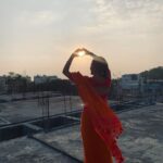 Ranjani Raghavan Instagram - ನಮ್ಮೆಲ್ಲರ ಹೆಮ್ಮಯ ಧಾರಾವಾಹಿ ‘ಕನ್ನಡತಿ’ಯ ಕಡೆಯ ಸಂಚಿಕೆ ಇಂದು ಪ್ರಸಾರವಾಗ್ತಿದೆ. “ಇನ್ನಷ್ಟು ಸಂಚಿಕೆ ಬರಬಹುದಿತ್ತು, ನಿಮ್ಮನ್ನು ಮಿಸ್ ಮಾಡಿಕೊಳ್ತೀವಿ” ಅಂತ ಹೇಳುವಾಗಲೇ ಗೌರವದಿಂದ ಮುಕ್ತಾಯ ಕಾಣುತ್ತಿರೋದು ನಮಗೆಲ್ಲಾ ಹೆಮ್ಮೆಯ ವಿಚಾರ. ಮುಂದೆ ಅರ್ಥಪೂರ್ಣವಾದ ಪಾತ್ರಗಳ ಮೂಲಕ, ಒಳ್ಳೆಯ ಬರವಣಿಗೆ ಹೊಂದಿರೋ ಪ್ರಾಜೆಕ್ಟ್ ಗಳ ಮೂಲಕ ನಿಮ್ಮ ಮುಂದೆ ಬರುವ ನಿರೀಕ್ಷೆಯಲ್ಲಿದ್ದೇನೆ. ನಿಮ್ಮ ನಿರಂತರ ಪ್ರೀತಿ ಪ್ರೋತ್ಸಾಹಕ್ಕೆ ಧನ್ಯವಾದಗಳು. 🙏💐 ಪ್ರೀತಿಯಿಂದ, ರಂಜನಿ ರಾಘವನ್ pc - @_arohi_naina_