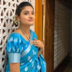 Ranjani Raghavan Instagram - ನೀಲಿ ನೀಲಿ ನಿನ್ನ ಕಣ್ಣಲಿ.. ಹುಡುಕುವೆ ಏನೇನೋ💙 Never expected my mom to click such good pictures🥹 #shringeri #eventlook Shringeri Sri Adi Chunchungiri Mahasamasthana