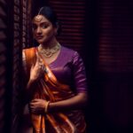 Ranjani Raghavan Instagram - Stunning actress Ranjani Raghavan catches your eye in this Madhurya handloom saree!✨ • Model - @ranjani.raghavan • Photographer - @westmount_studios • Make-up - @glamourstudio_ashwinipradeep28 #handloomsarees #ranjaniraghavan #actress #kannadathi #sareelovers #Madhurya Art of Living International Center
