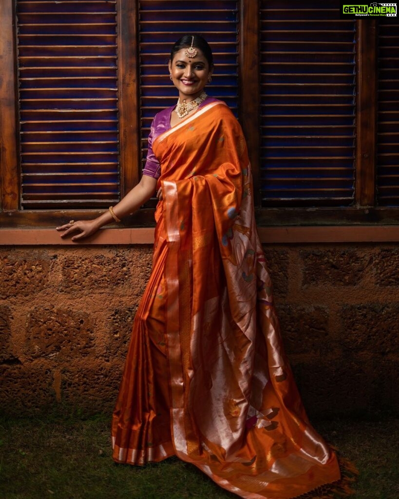 Ranjani Raghavan Instagram - Actress Ranjani Raghavan wears this elegant orange saree with delicate weave work on the pallu!✨ • Model - @ranjani.raghavan • Make-up - @Glamourstudio_ashwinipradeep28 • Photography - @westmount_studios #handloomsarees #sareelovers #sareefashion #actress #ranjaniraghavan #kannadathi