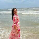 Ranjani Raghavan Instagram - Right now am dreaming higher than the sky and deeper than the ocean 🌊 #workday #chennaibeach #storyteller Chennai, India