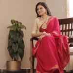 Ranjani Raghavan Instagram - ಅಮ್ಮನ ಕೆಂಪು ಮೈಸೂರ್ ಸಿಲ್ಕ್ ಸೀರೆಯುಟ್ಟಿದ್ದು.. ಈ ನವರಾತ್ರಿಯ ಸ್ಪೆಷಲ್ ❤️ #happydasara Photography - @kandys_moments MUA - @makeup.jyoti Jewelry - @mahila_pasand_hanumanthnagar Hair-dress @kavya_ashok_hairstylist Blouse - @seemasinghdesignstudio The Beginning
