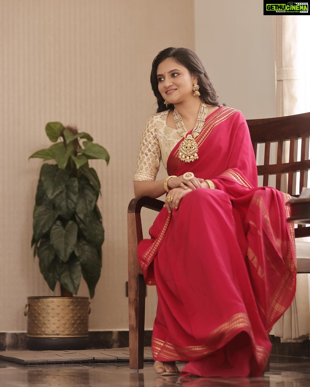 Ranjani Raghavan Instagram - ಅಮ್ಮನ ಕೆಂಪು ಮೈಸೂರ್ ಸಿಲ್ಕ್ ಸೀರೆಯುಟ್ಟಿದ್ದು.. ಈ ನವರಾತ್ರಿಯ ಸ್ಪೆಷಲ್ ❤️ #happydasara Photography - @kandys_moments MUA - @makeup.jyoti Jewelry - @mahila_pasand_hanumanthnagar Hair-dress @kavya_ashok_hairstylist Blouse - @seemasinghdesignstudio The Beginning