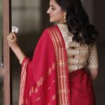 Ranjani Raghavan Instagram - ಅಮ್ಮನ ಕೆಂಪು ಮೈಸೂರ್ ಸಿಲ್ಕ್ ಸೀರೆಯುಟ್ಟಿದ್ದು.. ಈ ನವರಾತ್ರಿಯ ಸ್ಪೆಷಲ್ ❤️ #happydasara Photography - @kandys_moments MUA - @makeup.jyoti Jewelry - @mahila_pasand_hanumanthnagar Hair-dress @kavya_ashok_hairstylist Blouse - @seemasinghdesignstudio The Beginning