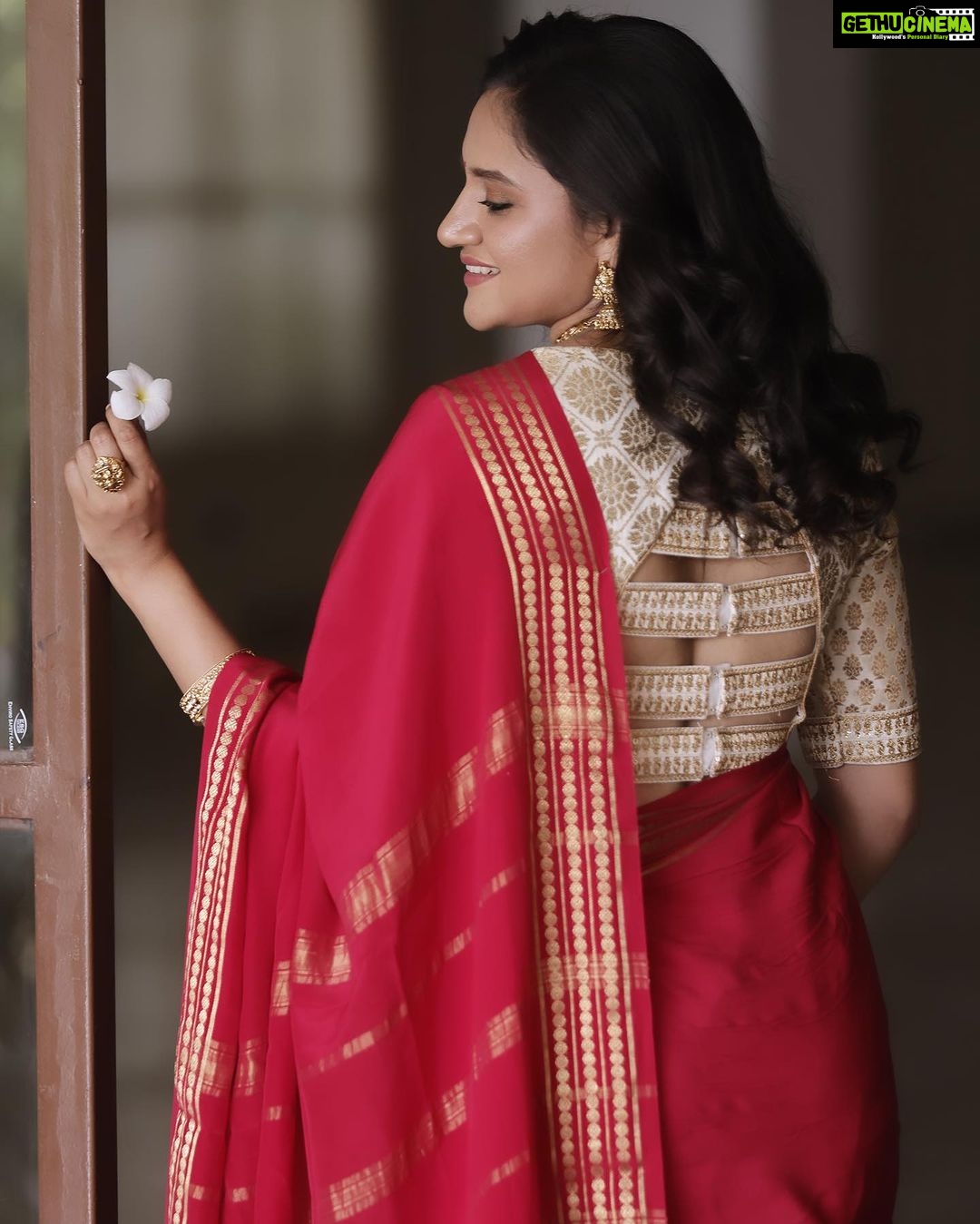 Ranjani Raghavan Instagram - ಅಮ್ಮನ ಕೆಂಪು ಮೈಸೂರ್ ಸಿಲ್ಕ್ ಸೀರೆಯುಟ್ಟಿದ್ದು.. ಈ ನವರಾತ್ರಿಯ ಸ್ಪೆಷಲ್ ❤️ #happydasara Photography - @kandys_moments MUA - @makeup.jyoti Jewelry - @mahila_pasand_hanumanthnagar Hair-dress @kavya_ashok_hairstylist Blouse - @seemasinghdesignstudio The Beginning
