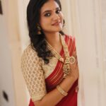 Ranjani Raghavan Instagram - ನನಗೆ ನವರಾತ್ರಿ ತುಂಬ ಸ್ಪೆಷಲ್ ಅನ್ಸತ್ತೆ ಯಾಕೆ ಗೊತ್ತಾ? ನಾವು ಸ್ತ್ರೀಶಕ್ತಿಯನ್ನು, ದುರ್ಗೆಯ ಒಂಬತ್ತು ರೂಪಗಳನ್ನು ಈ ಸಮಯದಲ್ಲಿ ಆಚರಿಸುತ್ತೇವೆ. ಅವಳು ಶಕ್ತಿ, ಸೌಂದರ್ಯ ಮತ್ತು ಜ್ಞಾನದ ಮೂರ್ತರೂಪ. ಹಾಗೆೇ ಮನೆಯಲ್ಲಿ ಗೊಂಬೆ ಇಟ್ಟು ಸಂಭ್ರಮ ಪಡೋದು ಡಬಲ್ ಖುಷಿ. ನಿಮಗೆ ನವರಾತ್ರಿ ಯಾಕೆ ಸ್ಪೆಶಲ್? #happynavarathri Photography - @kandys_moments MUA - @makeup.jyoti Jewelry - @mahila_pasand_hanumanthnagar Hair-dress @kavya_ashok_hairstylist Blouse - @seemasinghdesignstudio The Beginning