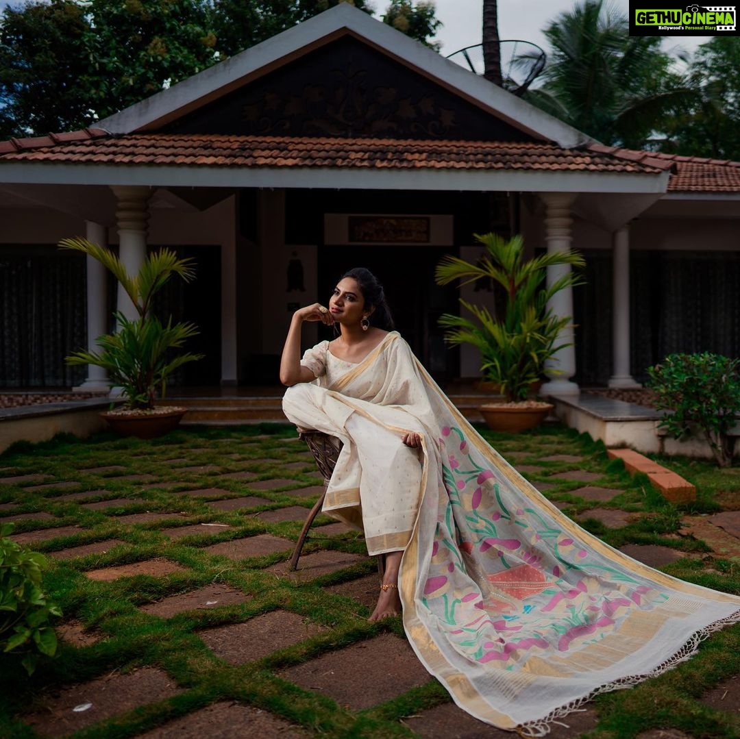 Ranjani Raghavan Instagram - ರಾಷ್ಟ್ರೀಯ ಕೈಮಗ್ಗ ದಿನದ ಶುಭಾಶಯಗಳು #nationalhandloomday 🌸 #swadeshi#handloomfashion#celebratingweavers#fashionwithpurpose Saree - @madhurya_creations mua - @pradeep.ashwini photography - @westmount_studios