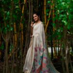 Ranjani Raghavan Instagram - ಒಂದೊಂದು ದಾರದ ಎಳೆಯಲ್ಲೂ ಕಲೆ ತುಂಬುವ ಕೈಮಗ್ಗದ ಕೆಲಸಗಾರರಿಗೊಂದು ಸಲಾಮ್! 🙏 Revering the beautiful craftsmanship that goes into every single thread. Wishing you all happy National Handloom Day🧡 #swadeshi#handloomfashion#celebratingweavers#fashionwithpurpose Saree - @madhurya_creations mua - @pradeep.ashwini photography - @westmount_studios Sri Sri Ravishankar Ashram
