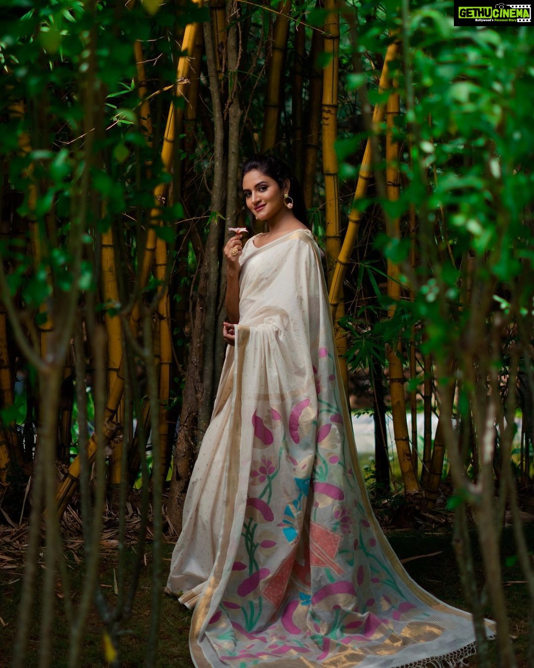 Ranjani Raghavan Instagram - ಒಂದೊಂದು ದಾರದ ಎಳೆಯಲ್ಲೂ ಕಲೆ ತುಂಬುವ ಕೈಮಗ್ಗದ ಕೆಲಸಗಾರರಿಗೊಂದು ಸಲಾಮ್! 🙏 Revering the beautiful craftsmanship that goes into every single thread. Wishing you all happy National Handloom Day🧡 #swadeshi#handloomfashion#celebratingweavers#fashionwithpurpose Saree - @madhurya_creations mua - @pradeep.ashwini photography - @westmount_studios Sri Sri Ravishankar Ashram