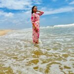 Ranjani Raghavan Instagram - Right now am dreaming higher than the sky and deeper than the ocean 🌊 #workday #chennaibeach #storyteller Chennai, India