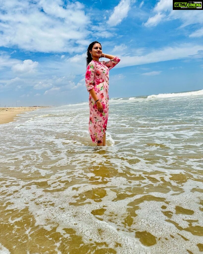 Ranjani Raghavan Instagram - Right now am dreaming higher than the sky and deeper than the ocean 🌊 #workday #chennaibeach #storyteller Chennai, India