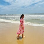 Ranjani Raghavan Instagram - Right now am dreaming higher than the sky and deeper than the ocean 🌊 #workday #chennaibeach #storyteller Chennai, India