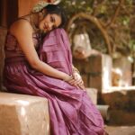 Ranjani Raghavan Instagram - ಲಂಗ ಬ್ಲೌಸ್, ಸರ- ಬಳೆ ತೊಟ್ಟು ಹೂವು ಮುಡಿದು ರೆಡಿ ಆಗೋಕೇ ಟೈಮ್ ಆಗೋಯ್ತು! ಕ್ಯಾಪ್ಶನ್ ಕೂಡಾ ಹುಡುಕಬೇಕೇ.. 😉 📸 @kandys_moments 💄 @makeup.jyoti 👗 @shimmer_designer_studio Location - @aurakalari