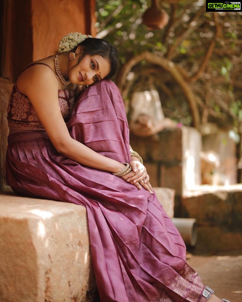 Ranjani Raghavan Instagram - ಲಂಗ ಬ್ಲೌಸ್, ಸರ- ಬಳೆ ತೊಟ್ಟು ಹೂವು ಮುಡಿದು ರೆಡಿ ಆಗೋಕೇ ಟೈಮ್ ಆಗೋಯ್ತು! ಕ್ಯಾಪ್ಶನ್ ಕೂಡಾ ಹುಡುಕಬೇಕೇ.. 😉 📸 @kandys_moments 💄 @makeup.jyoti 👗 @shimmer_designer_studio Location - @aurakalari