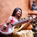 Ranjani Raghavan Instagram - ಕರ್ನಾಟಕ ಶಾಸ್ತ್ರೀಯ ಸಂಗೀತದಲ್ಲಿ ಬರೋ ಎರಡನೇ ಪಾಠ ಜಂಟಿವರಸೆ.. ಸಂಗೀತ ಕ್ಲಾಸ್ ನಲ್ಲಿ ಹಾಡೋಕೆ ಕಲಿತಿದ್ದನ್ನ ವೀಣೆಯಲ್ಲಿ ನುಡಿಸಿದ ಸಂಭ್ರಮದಲ್ಲಿ ನಾನು😍😍