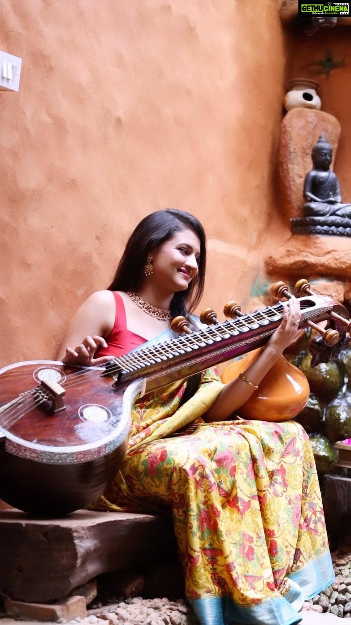 Ranjani Raghavan Instagram - ಕರ್ನಾಟಕ ಶಾಸ್ತ್ರೀಯ ಸಂಗೀತದಲ್ಲಿ ಬರೋ ಎರಡನೇ ಪಾಠ ಜಂಟಿವರಸೆ.. ಸಂಗೀತ ಕ್ಲಾಸ್ ನಲ್ಲಿ ಹಾಡೋಕೆ ಕಲಿತಿದ್ದನ್ನ ವೀಣೆಯಲ್ಲಿ ನುಡಿಸಿದ ಸಂಭ್ರಮದಲ್ಲಿ ನಾನು😍😍