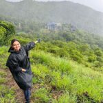 Ranjani Raghavan Instagram - ಊಟ🥘 ಆಟ🎲 ಚಾರಣ⛰️ @wildplanet_banaheights @tripstoluxury #friendstrip #collegegang #namdehava #trekkinginrain Wild Planet -Bana Heights