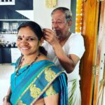 Ranjani Raghavan Instagram - ನಾನು - ಅಪ್ಪ, ಈ wedding anniversaryಗೆ ಅಮ್ಮಂಗೆ ಏನ್ ಕೊಡ್ಸಿದ್ರಿ? ಅಪ್ಪ - ರೋಹಿಣಿ ಬಾ ಇಲ್ಲಿ ಹೂ ಮುಡಿಸ್ತೀನಿ😍 ಅಮ್ಮ - (1000 watts brightness in the face) #ನನ್ನಪ್ಪ ಅಮ್ಮ❤️ Mr-Mrs Rohini Raghavan 🥰 #parentsweddinganniversary