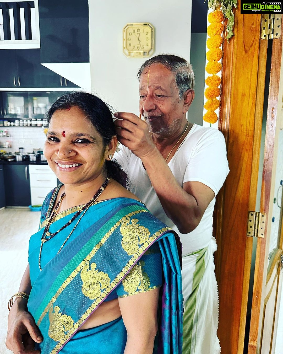 Ranjani Raghavan Instagram - ನಾನು - ಅಪ್ಪ, ಈ wedding anniversaryಗೆ ಅಮ್ಮಂಗೆ ಏನ್ ಕೊಡ್ಸಿದ್ರಿ? ಅಪ್ಪ - ರೋಹಿಣಿ ಬಾ ಇಲ್ಲಿ ಹೂ ಮುಡಿಸ್ತೀನಿ😍 ಅಮ್ಮ - (1000 watts brightness in the face) #ನನ್ನಪ್ಪ ಅಮ್ಮ❤️ Mr-Mrs Rohini Raghavan 🥰 #parentsweddinganniversary