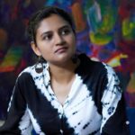Ranjani Raghavan Instagram - ಪತ್ರಕರ್ತರು ಮತ್ತು ಸಾಹಿತಿ ಸತೀಶ್ ಚಪ್ಪರಿಕೆಯವರ “ಘಾಂದ್ರುಕ್” ಕಾದಂಬರಿ ಬಿಡುಗಡೆ ಕಾರ್ಯಕ್ರಮದಲ್ಲಿ ಭಾಗಿಯಾಗಿದ್ದು ಸಾಹಿತ್ಯಾಸಕ್ತರ ಒಡನಾಟ ನೆನ್ನೆಯ ನನ್ನ ದಿನವನ್ನ ಸಂಪೂರ್ಣವಾಗಿಸಿತು🙂 @bookbrahma ನನ್ನ ರೀಸೆಂಟ್ ಓದು - "ಘಾಂದ್ರುಕ್" ೪೨೩ ಪುಟಗಳು ಹೆಸರು ಸಿದ್ಧಾರ್ಥ್ ಹೊಸ್ಮನೆ ಮೂವತ್ತಾರು ವರ್ಷ ಕೋಟ್ಯಾಧಿಪತಿ ಮತ್ತು ಸಿಂಗಲ್. ಈತನೇಕೆ ತನ್ನ ಸರ್ವಸ್ವವನ್ನೂ ಬಿಟ್ಟು ಪಲಾಯನ ಮಾಡುತ್ತಿದ್ದಾನೆ ಅನ್ನೋದೇ ಘಾಂದ್ರುಕ್ ನ ಕತೆ. ಸನ್ಯಾಸತ್ವಕ್ಕಲ್ಲ ಬದಲಾಗಿ ನೇಪಾಳದ ಅನ್ನಪೂರ್ಣ ಸರ್ಕೀಟಿನಲ್ಲಿ ಹೈಕಿಂಗ್ ಹೋಗುವ ಮೂಲಕ ತನ್ನನ್ನು ತಾನು ಕಳೆದುಕೊಂಡು ಹೊಸದೇನನ್ನೋ ಹುಡುಕೋದರ ಹಿಂದೆ ಕಥೆ ತೆರೆದುಕೊಳ್ಳುತ್ತಾ ಹೋಗುತ್ತದೆ. ಬೇಸಿಸ್ ಹಾರ್, ಮುಕ್ತಿನಾಥ ಮತ್ತು ಘಾಂದ್ರುಕ್ ಹೆಸರಿನ ಹಿಮಾಲಯದ ರುದ್ರ ರಮಣೀಯ ಕಣಿವೆಗಳಲ್ಲಿ ಮೈ ಮನಸ್ಸು ಸೋತರೂ ಛಲಬಿಡದೆ ಸಾಗೋ ಸಿದ್ಧಾರ್ಥನ ಪಯಣ ಒಂದೆಡೆಯಾದರೆ, ಜ಼ೆಸ್ಟ್ ಇಂಟೆಲಿಜೆನ್ಸ್ ಅನ್ನೋ ಕಾರ್ಪೊರೇಟ್ ಕಂಪನಿ ಹಿಮಾಲಯದಂತೆ ಬೃಹದಾಗಿ ಬೆಳೆದು ನಿಂತ ರೀತಿ, ಸಿದ್ಧಾರ್ಥನ ವಯಕ್ತಿಕ ಜೀವನದಲ್ಲಾದ ತಲ್ಲಣಗಳು, ಎದುರಿಸಿದ ಸವಾಲುಗಳು ಫ಼್ಲಾಶ್ ಬ್ಯಾಕಿನ ಬಗ್ಗೆ ಓದುಗರಿಗಿದ್ದ ಪ್ರಶ್ನೆಗಳಿಗೆ ಒಂದೊಂದಾಗಿ ಉತ್ತಾರಿಸುತ್ತಾ ಸಾಗುತ್ತದೆ. ಹಿಮಾಲಯದ ಕೊರೆಯೋ ಛಳಿಯಲ್ಲಿ ರಾತ್ರಿಗಳನ್ನು ಕಳೆಯಲು ಸಿದ್ಧಾರ್ಥ್ ಟೀ ಹೌಸ್ ಗಳನ್ನ ಹುಡುಕಿ , ಬಿಸಿ ಬಿಸಿ ದಾಲ್ ಭಾತ್ ತಿಂದು, ಬಿಯರ್, ಗ್ರೀನ್ ಟೀ ಕುಡಿದು ಸ್ಲೀಪಿಂಗ್ ಬ್ಯಾಗಿನ ಜ಼ಿಪ್ ಎಳೆದುಕೊಂಡು ಮಲಗಿದಾಗ ನಮಗೂ ಬೆಚ್ಚಗಿನ ಅನುಭವವಾಗೋದು ಗ್ಯಾರಂಟಿ. ವಿಶೇಷವೆಂದರೆ ಆ ಟೀ ಹೌಸ್ ಗಳ ನಿಜವಾದ ಮಾಲೀಕರ ಹೆಸರುಗಳು, ಅಲ್ಲಿನ ಹವಾಮಾನ, ಎಲಿವೇಶನ್, ಹೈಕಿಂಗಿಗೆ ಬೇಕಾದ ಮಾಹಿತಿ ಮತ್ತು ಮುನ್ನೆಚ್ಚರಿಕೆಗಳು ಕಾದಂಬರಿಯಲ್ಲಿ ಕಾಣಸಿಗುತ್ತದೆ. ಹಾಗಾಗಿ ನಾಮಗೇನಾದರೂ ಸಿದ್ಧಾರ್ಥನ ದಾರಿ ಹಿಡಿಯಬೇಕೆನಿಸಿದರೆ ಈ ಪುಸ್ತಕವೇ ಟ್ರಾವೆಲಿಂಗ್ ಗೈಡ್ ಆಗಬಲ್ಲದು. ಜೈನ ಧರ್ಮದಲ್ಲಿ ಹುಟ್ಟಿರೋ ಕಥಾನಾಯಕನ ತಂದೆ ಧರ್ಮರಾಜ ಶೆಟ್ಟರು ಹೊಸ್ಮನೆಯ ದೈವದ ಆರಾಧಕರಾಗಿ, ಸರ್ವಧರ್ಮವನ್ನೂ ಗೌರವಿಸುವವರಾಗಿ, ಮಾತೃವಾತ್ಸಲ್ಯ ಹೊಂದಿರೋ ತಂದೆಯಾಗಿ ಬಹಳ ಇಷ್ಟವಾಗುತ್ತಾರೆ. ತಂದೆ ಜೊತೆಗಿನ ಬಾಂಧವ್ಯ, ಹೆಸರಿಡದ ಸಂಬಂಧಗಳು, ಹೆಸರಿಗೂ ಮೀರಿದ ಸಂಬಂಧಗಳು ಸಿದ್ಧಾರ್ಥನ ಜೀವನದಲ್ಲಿ ಬಂದರೂ ಮತ್ತದೇ ಖಾಲಿತನವನ್ನು ಬಿಟ್ಟುಹೋಗುತ್ತವೆ. ಹೆಣ್ಣುಗಳ ಪಾತ್ರ ಪೋಷಣೆಗಳಲ್ಲಿ ಮಡಿವಂತಿಕೆ ತೋರದೇ ಕಥೆಗಾರರು ಸಂದರ್ಭಗಳನ್ನೂ, ಪಾತ್ರಗಳನ್ನು ಮತ್ತವರ ಅಂತರಂಗವನ್ನು ಬೆತ್ತಲೆಮಾಡುತ್ತಾ ಪ್ರೇಮ ಕಾಮಕ್ಕೂ ಮೀರಿದ್ದೇನನ್ನೋ ಹೇಳಲು ಹೊರಟಿರೋ ರೀತಿ ವಿಶೇಷವೆನಿಸುತ್ತದೆ. ಹಾಗಾಗಿಯೇ ಕೊನೆಯಲ್ಲಿ ಸಿಗೋ ವಿದೇಶಿ ಹುಡುಗಿ ಸೋಫ಼ಿಯಾ ಓದುಗರ ಮನಸ್ಸಿಲ್ಲಿ ಉಳಿದುಬಿಡುತ್ತಾಳೆ. (Couldn’t add the full review because of word limit in the caption. Check the comment section for continuation🙂) The Indian Institute of World Culture