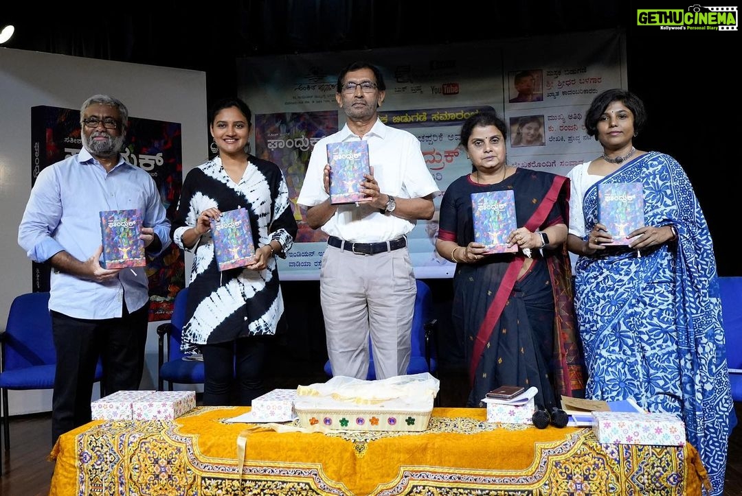 Ranjani Raghavan Instagram - ಪತ್ರಕರ್ತರು ಮತ್ತು ಸಾಹಿತಿ ಸತೀಶ್ ಚಪ್ಪರಿಕೆಯವರ “ಘಾಂದ್ರುಕ್” ಕಾದಂಬರಿ ಬಿಡುಗಡೆ ಕಾರ್ಯಕ್ರಮದಲ್ಲಿ ಭಾಗಿಯಾಗಿದ್ದು ಸಾಹಿತ್ಯಾಸಕ್ತರ ಒಡನಾಟ ನೆನ್ನೆಯ ನನ್ನ ದಿನವನ್ನ ಸಂಪೂರ್ಣವಾಗಿಸಿತು🙂 @bookbrahma ನನ್ನ ರೀಸೆಂಟ್ ಓದು - "ಘಾಂದ್ರುಕ್" ೪೨೩ ಪುಟಗಳು ಹೆಸರು ಸಿದ್ಧಾರ್ಥ್ ಹೊಸ್ಮನೆ ಮೂವತ್ತಾರು ವರ್ಷ ಕೋಟ್ಯಾಧಿಪತಿ ಮತ್ತು ಸಿಂಗಲ್. ಈತನೇಕೆ ತನ್ನ ಸರ್ವಸ್ವವನ್ನೂ ಬಿಟ್ಟು ಪಲಾಯನ ಮಾಡುತ್ತಿದ್ದಾನೆ ಅನ್ನೋದೇ ಘಾಂದ್ರುಕ್ ನ ಕತೆ. ಸನ್ಯಾಸತ್ವಕ್ಕಲ್ಲ ಬದಲಾಗಿ ನೇಪಾಳದ ಅನ್ನಪೂರ್ಣ ಸರ್ಕೀಟಿನಲ್ಲಿ ಹೈಕಿಂಗ್ ಹೋಗುವ ಮೂಲಕ ತನ್ನನ್ನು ತಾನು ಕಳೆದುಕೊಂಡು ಹೊಸದೇನನ್ನೋ ಹುಡುಕೋದರ ಹಿಂದೆ ಕಥೆ ತೆರೆದುಕೊಳ್ಳುತ್ತಾ ಹೋಗುತ್ತದೆ. ಬೇಸಿಸ್ ಹಾರ್, ಮುಕ್ತಿನಾಥ ಮತ್ತು ಘಾಂದ್ರುಕ್ ಹೆಸರಿನ ಹಿಮಾಲಯದ ರುದ್ರ ರಮಣೀಯ ಕಣಿವೆಗಳಲ್ಲಿ ಮೈ ಮನಸ್ಸು ಸೋತರೂ ಛಲಬಿಡದೆ ಸಾಗೋ ಸಿದ್ಧಾರ್ಥನ ಪಯಣ ಒಂದೆಡೆಯಾದರೆ, ಜ಼ೆಸ್ಟ್ ಇಂಟೆಲಿಜೆನ್ಸ್ ಅನ್ನೋ ಕಾರ್ಪೊರೇಟ್ ಕಂಪನಿ ಹಿಮಾಲಯದಂತೆ ಬೃಹದಾಗಿ ಬೆಳೆದು ನಿಂತ ರೀತಿ, ಸಿದ್ಧಾರ್ಥನ ವಯಕ್ತಿಕ ಜೀವನದಲ್ಲಾದ ತಲ್ಲಣಗಳು, ಎದುರಿಸಿದ ಸವಾಲುಗಳು ಫ಼್ಲಾಶ್ ಬ್ಯಾಕಿನ ಬಗ್ಗೆ ಓದುಗರಿಗಿದ್ದ ಪ್ರಶ್ನೆಗಳಿಗೆ ಒಂದೊಂದಾಗಿ ಉತ್ತಾರಿಸುತ್ತಾ ಸಾಗುತ್ತದೆ. ಹಿಮಾಲಯದ ಕೊರೆಯೋ ಛಳಿಯಲ್ಲಿ ರಾತ್ರಿಗಳನ್ನು ಕಳೆಯಲು ಸಿದ್ಧಾರ್ಥ್ ಟೀ ಹೌಸ್ ಗಳನ್ನ ಹುಡುಕಿ , ಬಿಸಿ ಬಿಸಿ ದಾಲ್ ಭಾತ್ ತಿಂದು, ಬಿಯರ್, ಗ್ರೀನ್ ಟೀ ಕುಡಿದು ಸ್ಲೀಪಿಂಗ್ ಬ್ಯಾಗಿನ ಜ಼ಿಪ್ ಎಳೆದುಕೊಂಡು ಮಲಗಿದಾಗ ನಮಗೂ ಬೆಚ್ಚಗಿನ ಅನುಭವವಾಗೋದು ಗ್ಯಾರಂಟಿ. ವಿಶೇಷವೆಂದರೆ ಆ ಟೀ ಹೌಸ್ ಗಳ ನಿಜವಾದ ಮಾಲೀಕರ ಹೆಸರುಗಳು, ಅಲ್ಲಿನ ಹವಾಮಾನ, ಎಲಿವೇಶನ್, ಹೈಕಿಂಗಿಗೆ ಬೇಕಾದ ಮಾಹಿತಿ ಮತ್ತು ಮುನ್ನೆಚ್ಚರಿಕೆಗಳು ಕಾದಂಬರಿಯಲ್ಲಿ ಕಾಣಸಿಗುತ್ತದೆ. ಹಾಗಾಗಿ ನಾಮಗೇನಾದರೂ ಸಿದ್ಧಾರ್ಥನ ದಾರಿ ಹಿಡಿಯಬೇಕೆನಿಸಿದರೆ ಈ ಪುಸ್ತಕವೇ ಟ್ರಾವೆಲಿಂಗ್ ಗೈಡ್ ಆಗಬಲ್ಲದು. ಜೈನ ಧರ್ಮದಲ್ಲಿ ಹುಟ್ಟಿರೋ ಕಥಾನಾಯಕನ ತಂದೆ ಧರ್ಮರಾಜ ಶೆಟ್ಟರು ಹೊಸ್ಮನೆಯ ದೈವದ ಆರಾಧಕರಾಗಿ, ಸರ್ವಧರ್ಮವನ್ನೂ ಗೌರವಿಸುವವರಾಗಿ, ಮಾತೃವಾತ್ಸಲ್ಯ ಹೊಂದಿರೋ ತಂದೆಯಾಗಿ ಬಹಳ ಇಷ್ಟವಾಗುತ್ತಾರೆ. ತಂದೆ ಜೊತೆಗಿನ ಬಾಂಧವ್ಯ, ಹೆಸರಿಡದ ಸಂಬಂಧಗಳು, ಹೆಸರಿಗೂ ಮೀರಿದ ಸಂಬಂಧಗಳು ಸಿದ್ಧಾರ್ಥನ ಜೀವನದಲ್ಲಿ ಬಂದರೂ ಮತ್ತದೇ ಖಾಲಿತನವನ್ನು ಬಿಟ್ಟುಹೋಗುತ್ತವೆ. ಹೆಣ್ಣುಗಳ ಪಾತ್ರ ಪೋಷಣೆಗಳಲ್ಲಿ ಮಡಿವಂತಿಕೆ ತೋರದೇ ಕಥೆಗಾರರು ಸಂದರ್ಭಗಳನ್ನೂ, ಪಾತ್ರಗಳನ್ನು ಮತ್ತವರ ಅಂತರಂಗವನ್ನು ಬೆತ್ತಲೆಮಾಡುತ್ತಾ ಪ್ರೇಮ ಕಾಮಕ್ಕೂ ಮೀರಿದ್ದೇನನ್ನೋ ಹೇಳಲು ಹೊರಟಿರೋ ರೀತಿ ವಿಶೇಷವೆನಿಸುತ್ತದೆ. ಹಾಗಾಗಿಯೇ ಕೊನೆಯಲ್ಲಿ ಸಿಗೋ ವಿದೇಶಿ ಹುಡುಗಿ ಸೋಫ಼ಿಯಾ ಓದುಗರ ಮನಸ್ಸಿಲ್ಲಿ ಉಳಿದುಬಿಡುತ್ತಾಳೆ. (Couldn’t add the full review because of word limit in the caption. Check the comment section for continuation🙂) The Indian Institute of World Culture