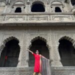 Ranjani Raghavan Instagram - ಮಾಹೇಶ್ವರದ ನರ್ಮದಾ ಘಾಟ್, ಮರಾಠ ಸಂಸ್ಥಾನದ ಧೀಮಂತ ರಾಣಿ ಅಹಿಲ್ಯಾಬಾಯಿ ಹೋಳ್ಕರ್ ಳ ಹಿರಿಮೆ ಗರಿಮೆಗಳನ್ನ ಸಾರೋ ರಾಜವಾಡ ಅರಮನೆ ಮತ್ತು ದೇವಸ್ಥಾನಗಳನ್ನು ಕಣ್ಮುಂಬಿಕೊಂಡು ಸಂತಸಪಟ್ಟಿದ್ದು ಹೀಗೆ 💃🏻 #ahilyabayi #marata #centralindia #maheshwar Narmada Ghat,maheshwar,mp
