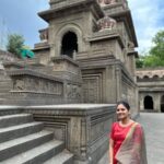 Ranjani Raghavan Instagram - ಮಾಹೇಶ್ವರದ ನರ್ಮದಾ ಘಾಟ್, ಮರಾಠ ಸಂಸ್ಥಾನದ ಧೀಮಂತ ರಾಣಿ ಅಹಿಲ್ಯಾಬಾಯಿ ಹೋಳ್ಕರ್ ಳ ಹಿರಿಮೆ ಗರಿಮೆಗಳನ್ನ ಸಾರೋ ರಾಜವಾಡ ಅರಮನೆ ಮತ್ತು ದೇವಸ್ಥಾನಗಳನ್ನು ಕಣ್ಮುಂಬಿಕೊಂಡು ಸಂತಸಪಟ್ಟಿದ್ದು ಹೀಗೆ 💃🏻 #ahilyabayi #marata #centralindia #maheshwar Narmada Ghat,maheshwar,mp