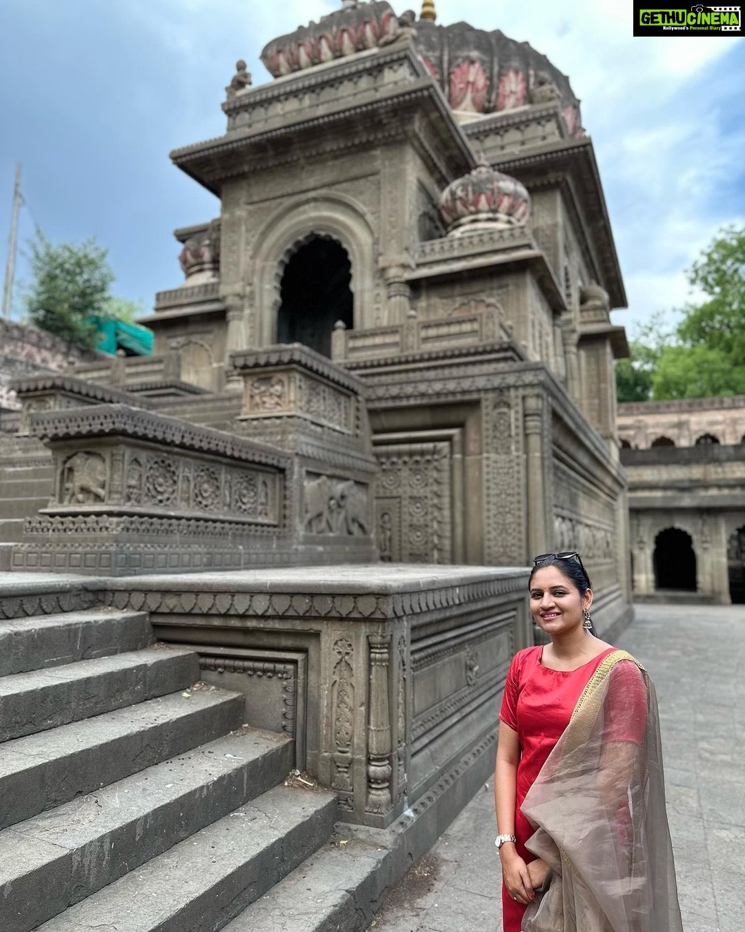 Ranjani Raghavan Instagram - ಮಾಹೇಶ್ವರದ ನರ್ಮದಾ ಘಾಟ್, ಮರಾಠ ಸಂಸ್ಥಾನದ ಧೀಮಂತ ರಾಣಿ ಅಹಿಲ್ಯಾಬಾಯಿ ಹೋಳ್ಕರ್ ಳ ಹಿರಿಮೆ ಗರಿಮೆಗಳನ್ನ ಸಾರೋ ರಾಜವಾಡ ಅರಮನೆ ಮತ್ತು ದೇವಸ್ಥಾನಗಳನ್ನು ಕಣ್ಮುಂಬಿಕೊಂಡು ಸಂತಸಪಟ್ಟಿದ್ದು ಹೀಗೆ 💃🏻 #ahilyabayi #marata #centralindia #maheshwar Narmada Ghat,maheshwar,mp