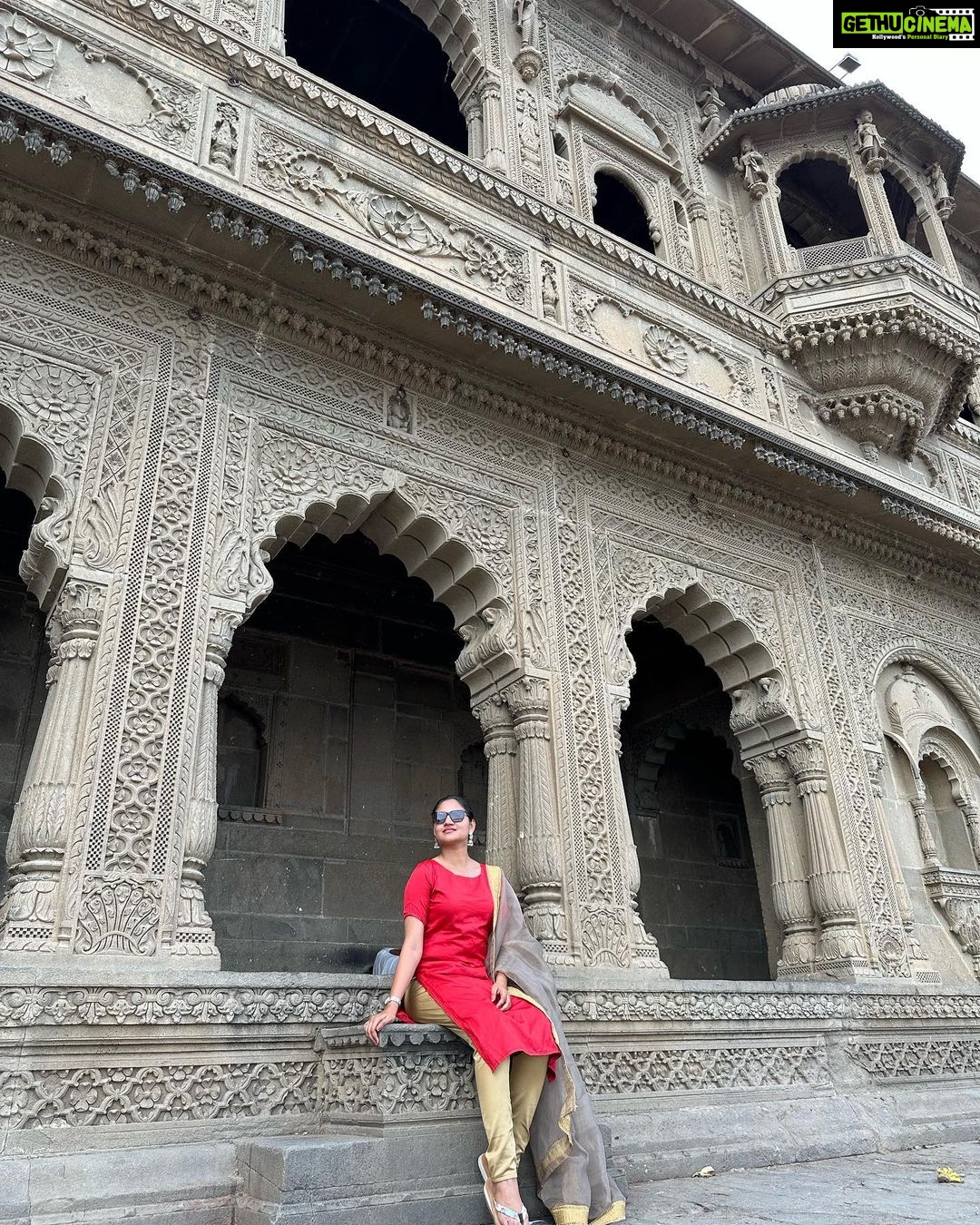 Ranjani Raghavan Instagram - ಮಾಹೇಶ್ವರದ ನರ್ಮದಾ ಘಾಟ್, ಮರಾಠ ಸಂಸ್ಥಾನದ ಧೀಮಂತ ರಾಣಿ ಅಹಿಲ್ಯಾಬಾಯಿ ಹೋಳ್ಕರ್ ಳ ಹಿರಿಮೆ ಗರಿಮೆಗಳನ್ನ ಸಾರೋ ರಾಜವಾಡ ಅರಮನೆ ಮತ್ತು ದೇವಸ್ಥಾನಗಳನ್ನು ಕಣ್ಮುಂಬಿಕೊಂಡು ಸಂತಸಪಟ್ಟಿದ್ದು ಹೀಗೆ 💃🏻 #ahilyabayi #marata #centralindia #maheshwar Narmada Ghat,maheshwar,mp